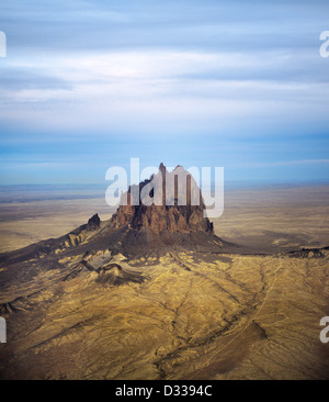 U.S.A., Nouveau Mexique, vue aérienne de la formation rocheuse de Shiprock, l'augmentation de 482,5 mètres au-dessus de la plaine désertique Banque D'Images