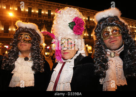 Venise, Italie. 7 février 2013. Les amateurs de carnaval dans la rue habillés de leurs plus beaux costumes et des masques à défiler autour de la Place Saint Marc, la nuit, pour célébrer le Carnaval de Venise en Italie. Le thème pour 2013 est de vivre en couleur. Banque D'Images