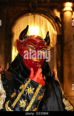 Venise, Italie. 7 février 2013. Les amateurs de carnaval dans la rue habillés de leurs plus beaux costumes et des masques à défiler autour de la Place Saint Marc, la nuit, pour célébrer le Carnaval de Venise en Italie. Le thème pour 2013 est de vivre en couleur. Banque D'Images