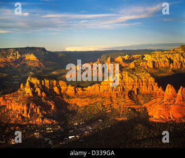 USA, Arizona, vue aérienne des formations rocheuses colorées à Sedona Banque D'Images