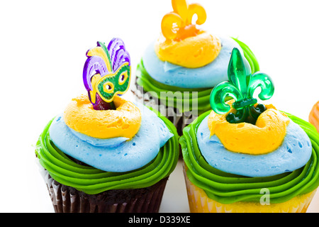 Cupcakes fantaisie décoré de feuilles et de masque pour Mardi Gras party. Banque D'Images