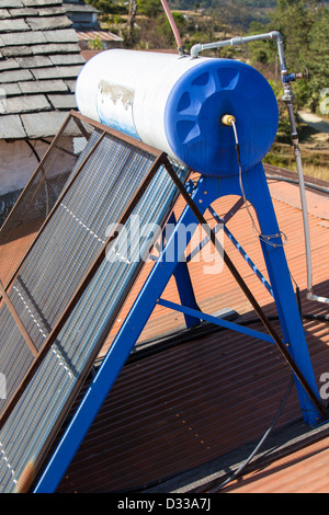 Des panneaux solaires thermiques pour le chauffage de l'eau sur les toits d'une maison de thé au pied de l'Himalaya, au Népal. Banque D'Images