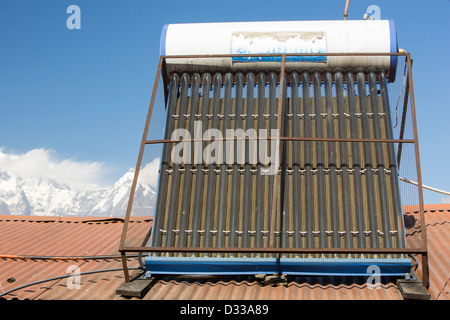 Des panneaux solaires thermiques pour le chauffage de l'eau sur les toits d'une maison de thé au pied de l'Himalaya, au Népal. Banque D'Images