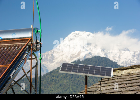 Des panneaux solaires thermiques pour le chauffage de l'eau sur les toits d'une maison de thé au pied de l'Himalaya, Népal, Banque D'Images