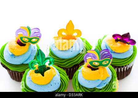 Cupcakes fantaisie décoré de feuilles et de masque pour Mardi Gras party. Banque D'Images