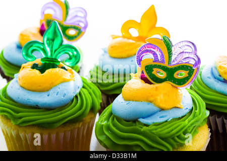 Cupcakes fantaisie décoré de feuilles et de masque pour Mardi Gras party. Banque D'Images