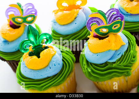 Cupcakes fantaisie décoré de feuilles et de masque pour Mardi Gras party. Banque D'Images