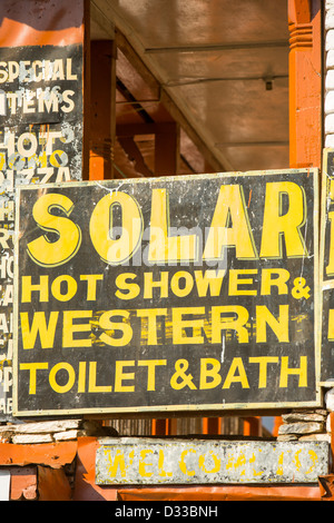 Une maison de thé dans les contreforts de l'Himalaya à Landruk, Népal, publicité une douche chaude alimenté par des panneaux solaires thermiques. Banque D'Images