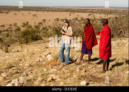 Safari à pied avec guides Masaï, Maasai Mara National Reserve, Kenya Banque D'Images