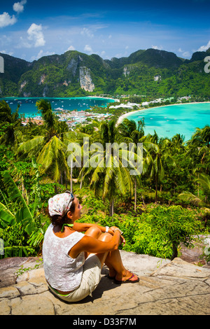 Les touristes dans un point de vue. Phi Phi Don island. La province de Krabi, mer d'Andaman, en Thaïlande. Banque D'Images