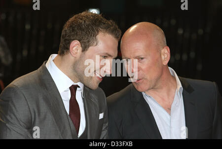 JAI COURTNEY & BRUCE WILLIS une bonne journée à la vie dure. UK FILM PREMIERE LONDON ENGLAND UK 07 Février 2013 Banque D'Images