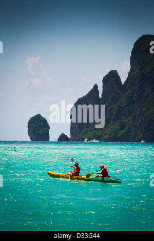 Personnes en kayak sur la plage de Ton Sai. Village de Ton Sai. Phi Phi Don island. La province de Krabi, mer d'Andaman, en Thaïlande. Banque D'Images