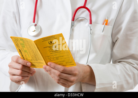 Image symbolique de la médecine. Médecin est à la recherche d'un certificat de vaccination d'un patient. Banque D'Images