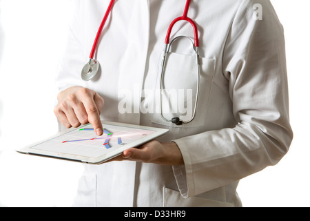 Image symbolique de la médecine. Médecin est à l'aide d'un ordinateur tablette, l'Ipad. Tableau de la fièvre. Banque D'Images