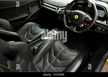 Dans la sellerie en cuir Ferrari 458 Italia voiture de sport, Thruxton, UK, 03 08 2010 Banque D'Images