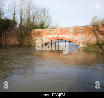 La brique rouge et pont enjambant la rivière Deben enflé après de fortes pluies, Ufford, Suffolk, Angleterre Banque D'Images