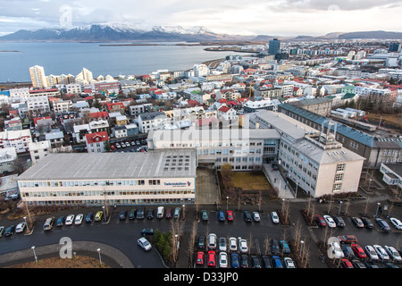 La lumière du jour Vue sur les toits colorés de l'église Hallgrímskirkja Reykjavik en Islande à l'aide d'un grand angle avec vue sur la mer et esja Banque D'Images