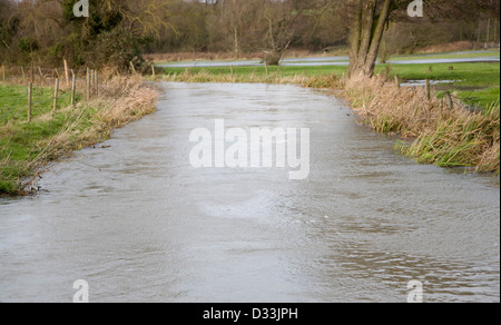 Débordement de la rivière Deben sous conditions à Ufford, Suffolk, Angleterre Banque D'Images