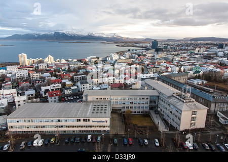 La lumière du jour Vue sur les toits colorés de l'église Hallgrímskirkja Reykjavik en Islande à l'aide d'un grand angle avec vue sur la mer et esja Banque D'Images