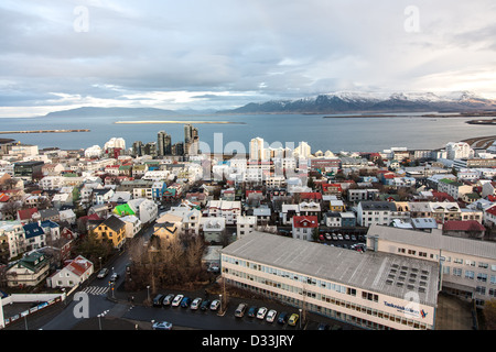 La lumière du jour Vue sur les toits colorés de l'église Hallgrímskirkja Reykjavik en Islande à l'aide d'un grand angle avec vue sur la mer et esja Banque D'Images