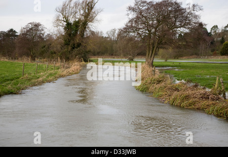 Débordement de la rivière Deben sous conditions à Ufford, Suffolk, Angleterre Banque D'Images