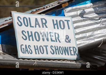 Une maison de thé au pied de l'Himalaya, Népal, publicité une douche chaude alimenté par des panneaux solaires thermiques. Banque D'Images