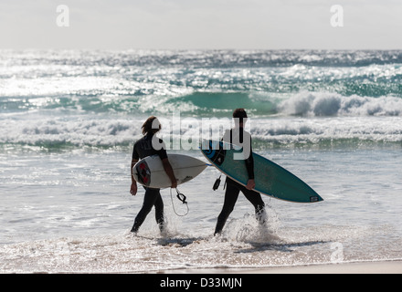 Surfers sur cylindre Beach sur l'Île Stradbroke-nord au Queensland, Australie Banque D'Images