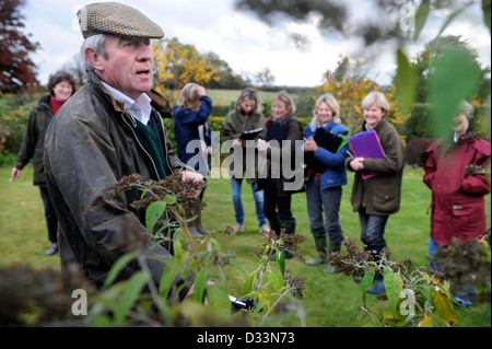 Le jardinier Roddy Llewellyn avec un groupe de jardinage chers près de Shipston-on-Stour où il exécute des démonstrations et cours de jardin Banque D'Images