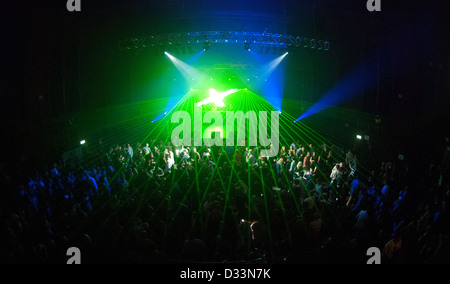 La vie nocturne de Londres - Lasers couvrant la foule à un concert Banque D'Images