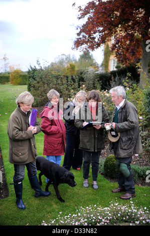 Le jardinier Roddy Llewellyn avec un groupe de jardinage chers près de Shipston-on-Stour où il exécute des démonstrations et cours de jardin Banque D'Images