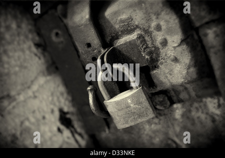 Un cadenas en laiton sur une vieille porte en bois à Perpignan, France. Banque D'Images