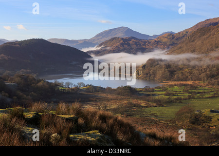 Vue panoramique le long d'une vallée jusqu'au lac Llyn Gwynant avec brume dans les montagnes du parc national de Snowdonia, Nantgwynant, au nord du pays de Galles, au Royaume-Uni Banque D'Images