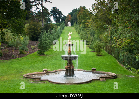 Fontaine en Dunorlan park à Tunbridge Wells dans le Kent Banque D'Images