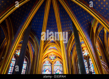 Du niveau inférieur au plafond de la Sainte Chapelle chapelle à Paris, France Banque D'Images