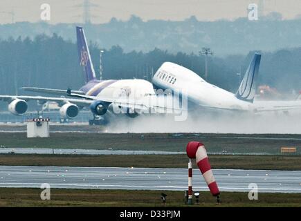 Francfort, Allemagne. 8 février 2013. Un avion de passagers de la compagnie aérienne US United prend son envol au cours d'une douche à effet pluie à l'aéroport de Francfort à Francfort-sur-Main, Allemagne, 08 février 2013. En raison de l'imminence d'une tempête de neige sur la côte est des États-Unis les premiers vols ont déjà été annulés. Photo : BORIS ROESSLER/dpa/Alamy Live News Banque D'Images