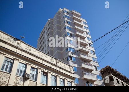 1930 bâtiment indien avec nouveau haut lieu en arrière-plan, Dar es Salaam, Tanzanie. Banque D'Images