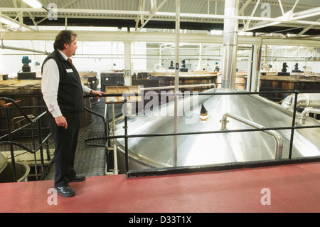 Guide à la distillerie de whisky Highland Park, îles Orcades, Ecosse, Royaume-Uni. Banque D'Images