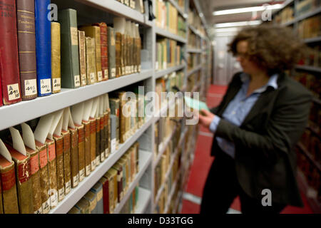 Un employé de la bibliothèque de la Duchesse Anna Amalia ressemble à un almanach le dépôt de la bibliothèque de Weimar, Allemagne, 08 février 2013. La bibliothèque de la Duchesse Anna Amalia juridiquement acquis Goldschmidt's almanac collection, qui se compose de volumes à partir de 2000 entre la 17e et 19e siècle. La collecte avait été classé en tant que butin et est considéré comme l'un des plus grands cas de restitution en allemand à la bibliothéconomie. Photo : MARC N.R.I.T. Banque D'Images