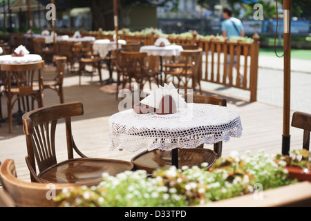 Café avec la table et chaises à l'extérieur rustique Banque D'Images