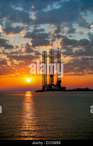 Plate-forme pétrolière en mer sur le lever du soleil. Banque D'Images