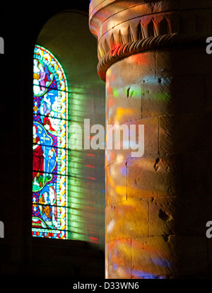 Réflexions d'un vitrail à Southwell Minster. Dorset UK Banque D'Images