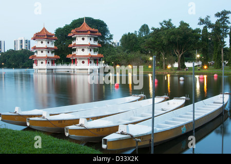 Par le lac Twin Pagodas une rangée de bateaux au Jardin de Chine, Singapour Banque D'Images