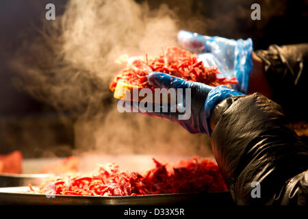 Londres, Royaume-Uni. 8 février 2013. Un food servant des sandwichs au bœuf salé chaud Borough market marché le plus ancien de Londres depuis 1756 qui a rouvert à la négociation après deux ans après a effectué des travaux de rénovation. Credit : amer ghazzal / Alamy Live News Banque D'Images