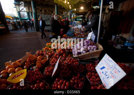 Londres, Royaume-Uni. 8 février 2013. La plus ancienne de Londres Borough market marché depuis 1756 a rouvert ses portes après deux ans après a effectué des travaux de rénovation. Credit : amer ghazzal / Alamy Live News Banque D'Images