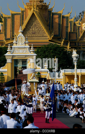 Le roi Norodom Sihanouk est transportée dans son cercueil hors du Palais Royal, Phnom Penh, Cambodge, Indochine. crédit : Kraig Lieb Banque D'Images