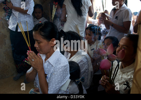 Les Cambodgiens, très concentré, le deuil du Roi Norodom Sihanouk, au bord de la rivière, Phnom Penh, Cambodge le 3 février, 2013. crédit : Kraig Lieb Banque D'Images