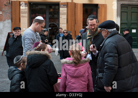 L'homme juif prépare à prier avec talit et tefillin au Ghetto de Rome. Banque D'Images