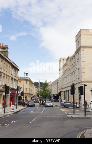 St James's Parade à Bath, à sa jonction avec la rue Dorchester, à tout droit en direction de Southgate Street. Banque D'Images