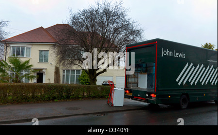 John Lewis Offrir Camion de livraison d'une machine à laver pour une maison en Angleterre Surrey Cheam Banque D'Images