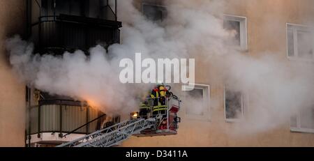 Dresde, Allemagne. 8 février 2013. Les pompiers pour éteindre un incendie dans un immeuble d'appartement à Dresde, Allemagne, 08 Ferbuary 2013. Le feu a démarré dans l'après-midi, éventuellement après une explosion ou déflagration. Photo : OLIVER KILLIG/dpa/Alamy Live News Banque D'Images